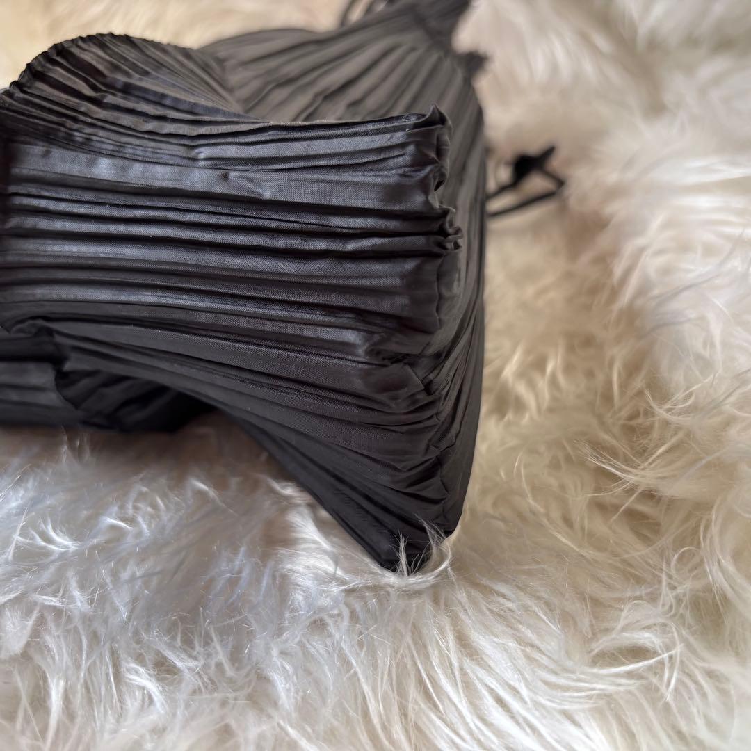 プリーツプリーズイッセイミヤケ 巾着ポーチ リバーシブル グレー ブラック