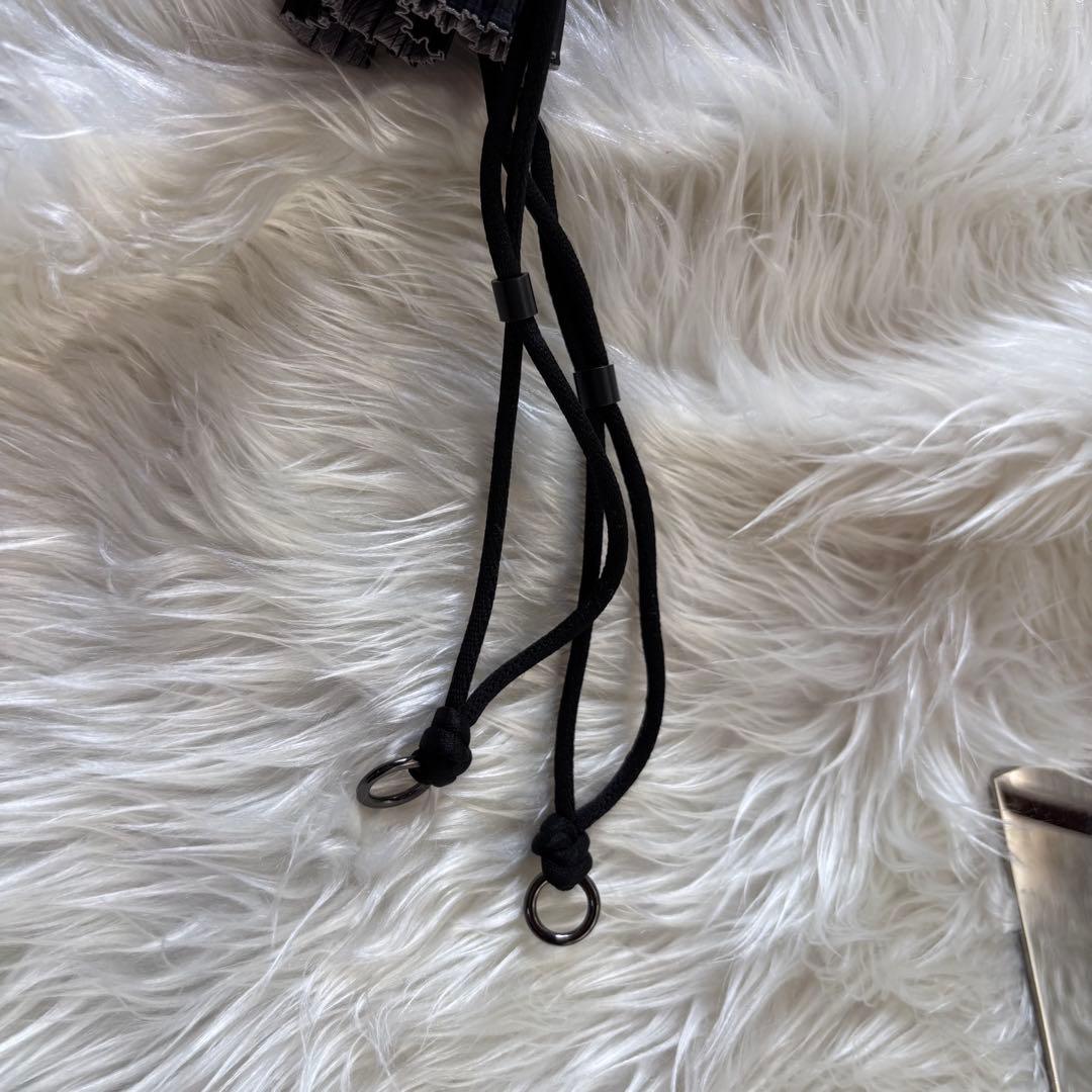 プリーツプリーズイッセイミヤケ 巾着ポーチ リバーシブル グレー ブラック