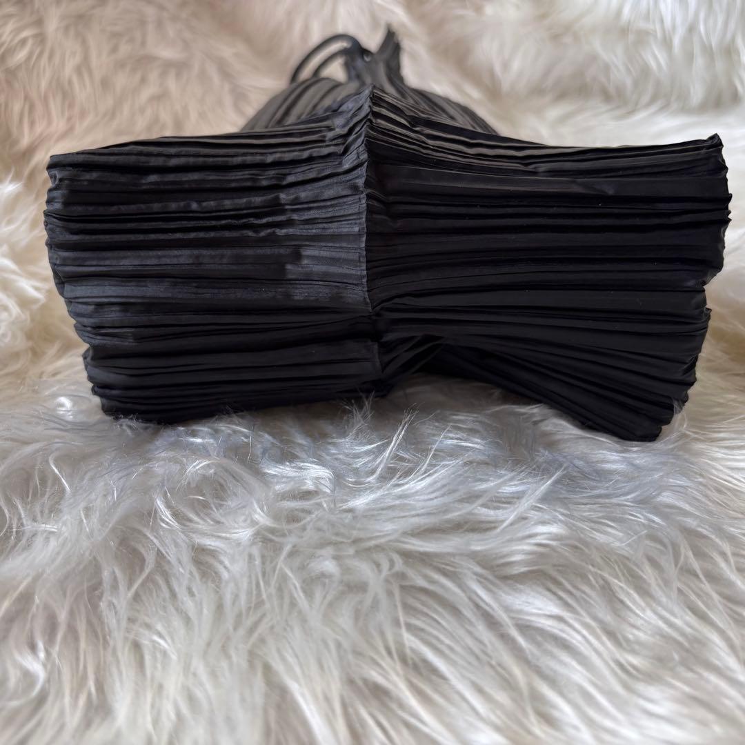 プリーツプリーズイッセイミヤケ 巾着ポーチ リバーシブル グレー ブラック