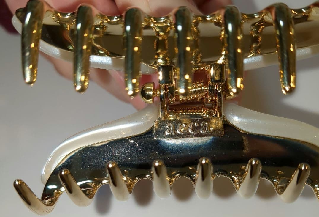 acca ヘアクリップ (パールホワイト)