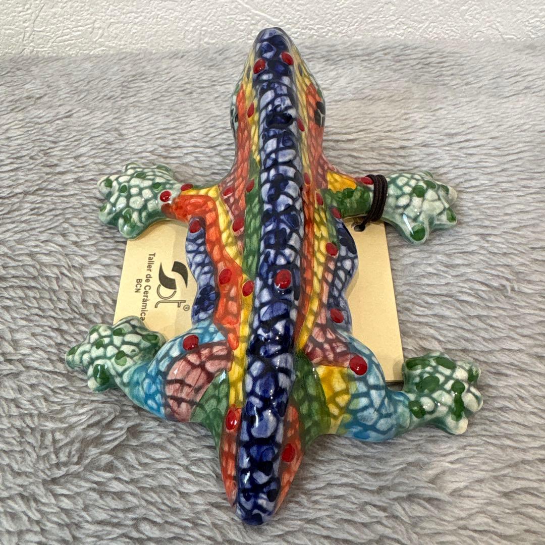 スペイン　バルセロナ　グエル公園　トカゲ　カラフルな陶器のトカゲ置物　ガウディ