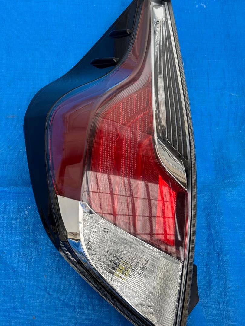 NHP10 アクア 中期 テールランプ（左）