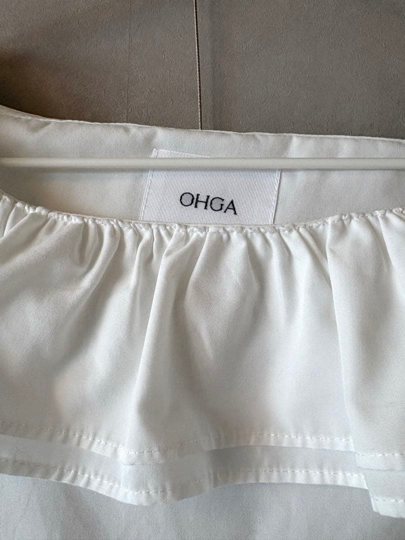 OHGA RUFFLE SHOULDER ホワイト
