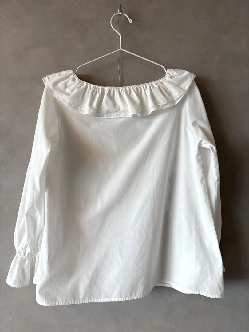 OHGA RUFFLE SHOULDER ホワイト
