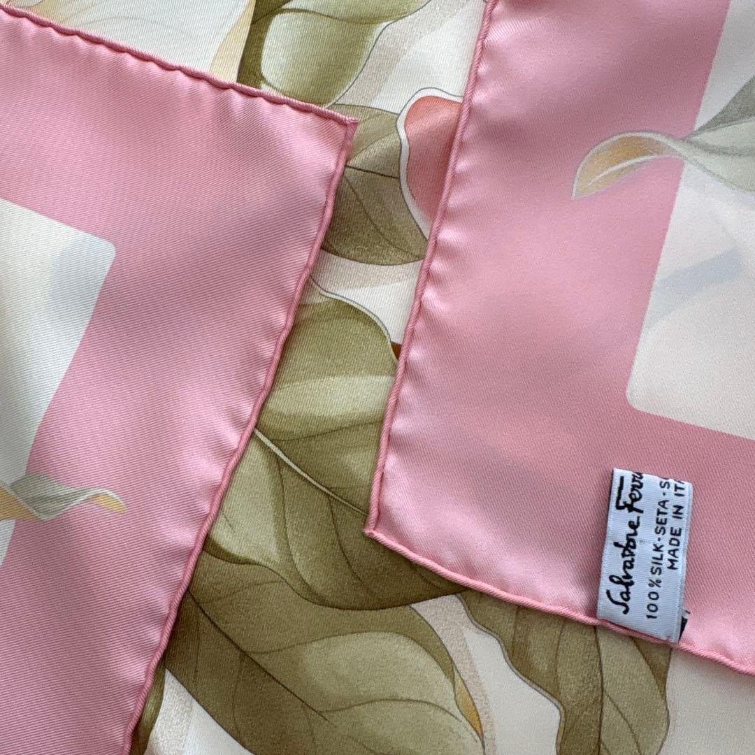 イタリア製　サルヴァトーレ フェラガモ　シルクスカーフ　花柄　ホワイト　ピンク系