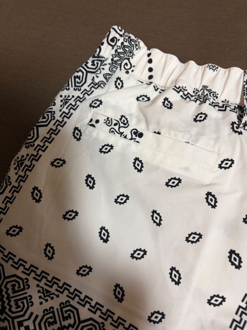 新品未使用品　V12バンダナ柄 スリムパンツ