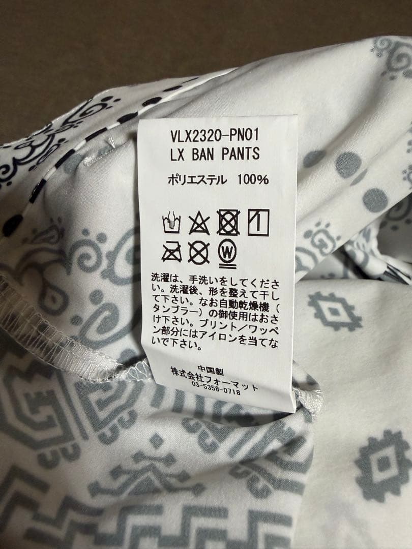新品未使用品　V12バンダナ柄 スリムパンツ