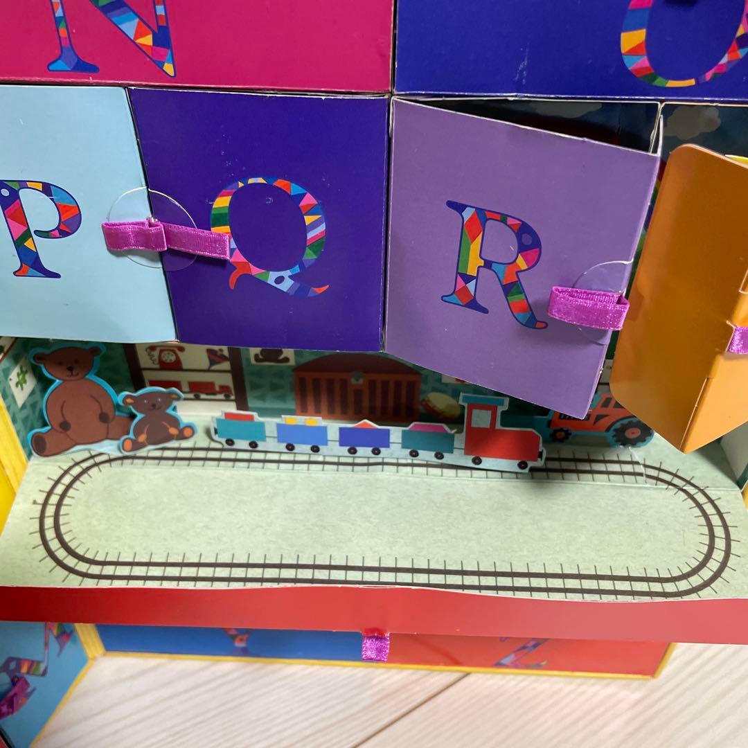 The Alphabet Chest アルファベット　仕掛け絵本