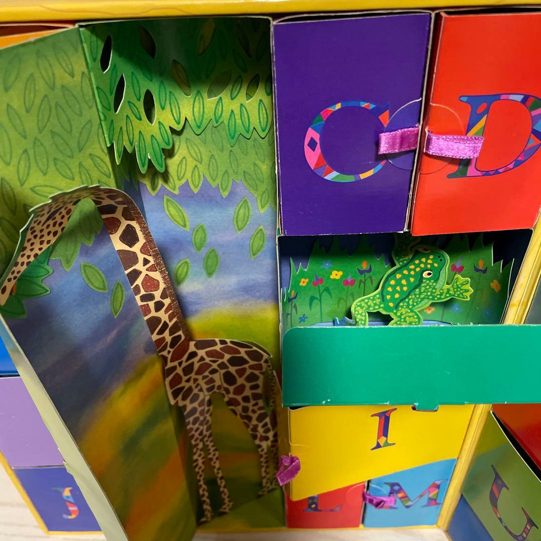 The Alphabet Chest アルファベット　仕掛け絵本