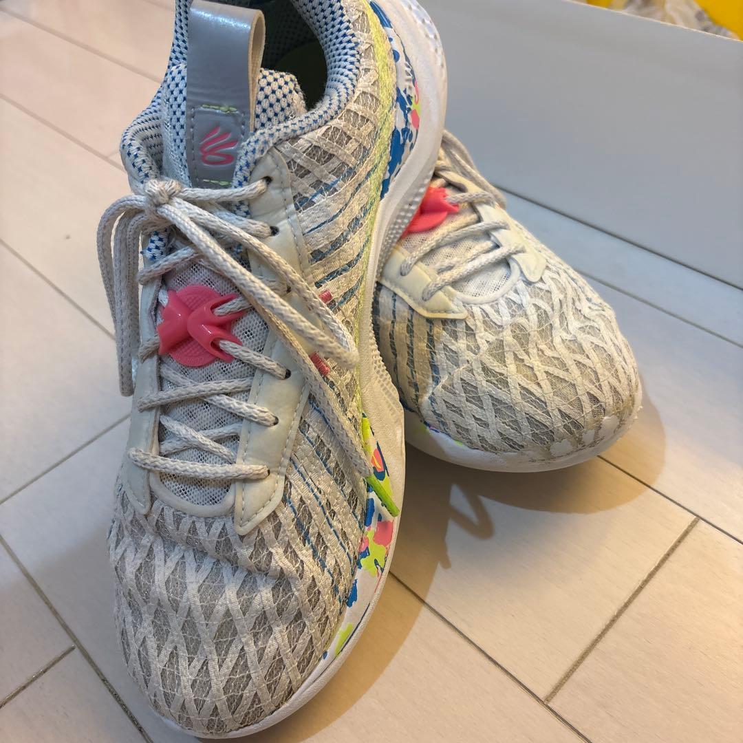 バスケットボールシューズ ホワイト/マルチカラーカリー10