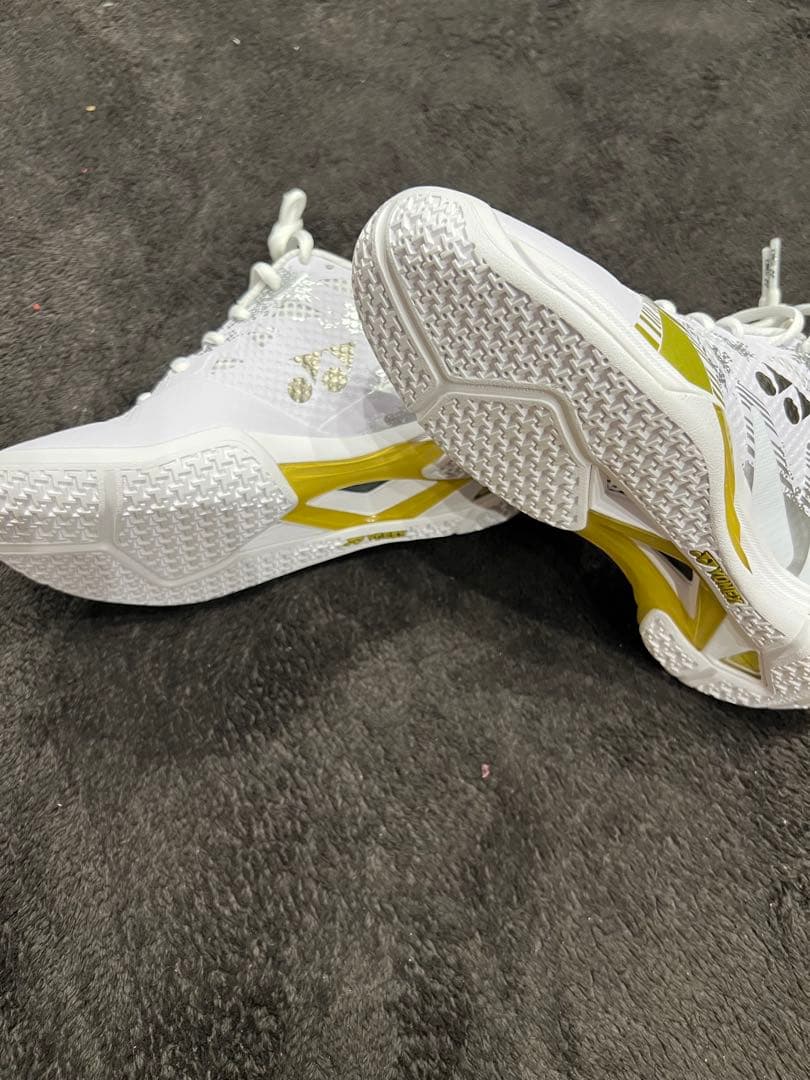 YONEX バドミントン　SHBELZ3M 23.0cm ホワイト/ゴールド