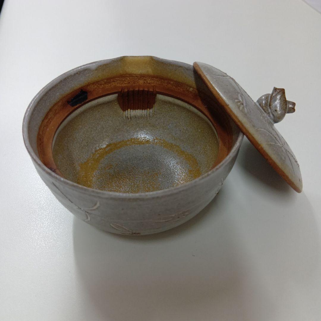 虹心断捨離中花模様の蓋付き陶器