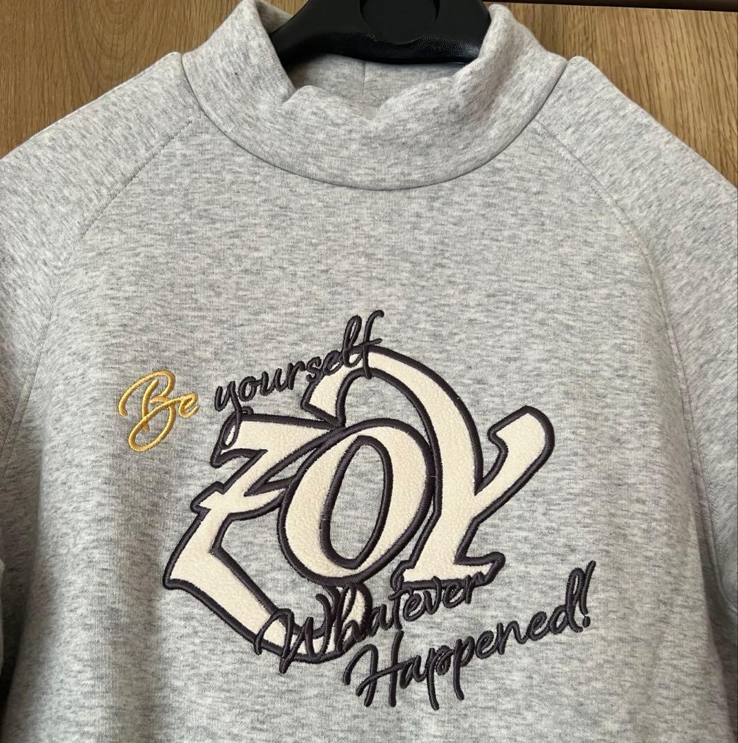 ZOY 刺繍入りグレーのモックシャツ