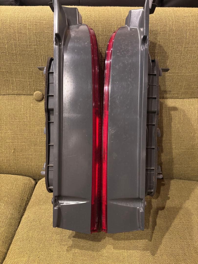 美品！送料込！200系ハイエース　純正テールランプ