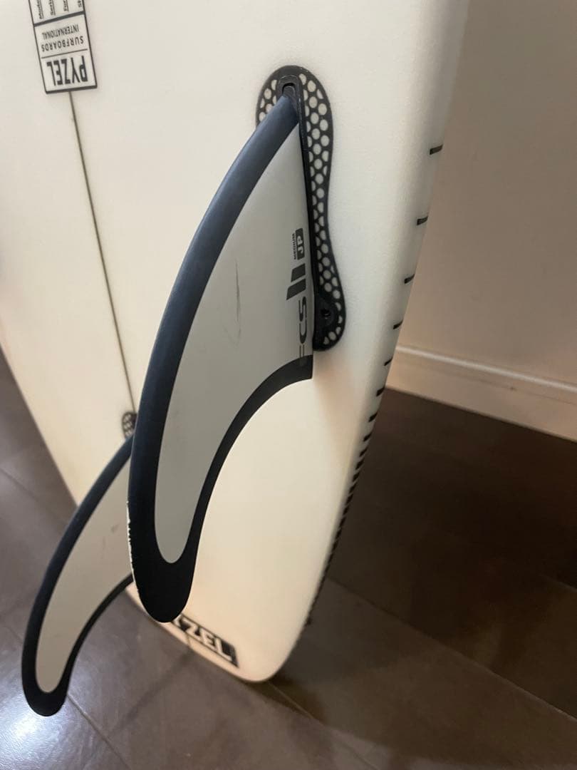 PYZEL SHADOW 5'9\" トライフィンショートボード　フィンセット付き