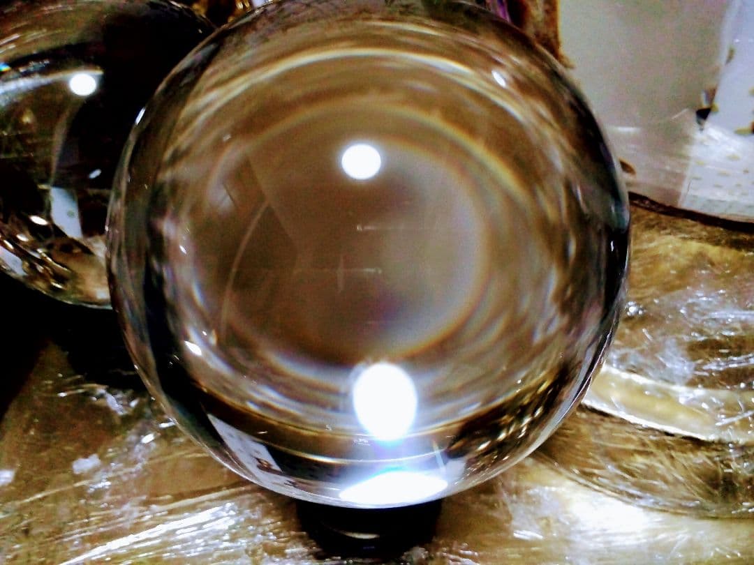 美品.特大.天然水晶玉？の置物.1705グラム位.木製台座付きます