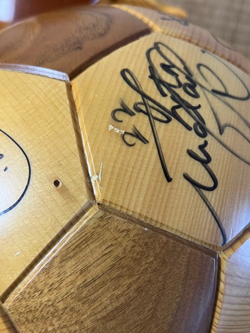 レア　ヴァンフォーレ甲府　木製ボール　台座付　選手　直筆サイン　2001