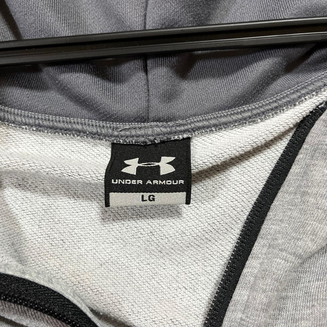 UNDER ARMOURフード付きジャケットとパンツセット　薄手のパーカー付き