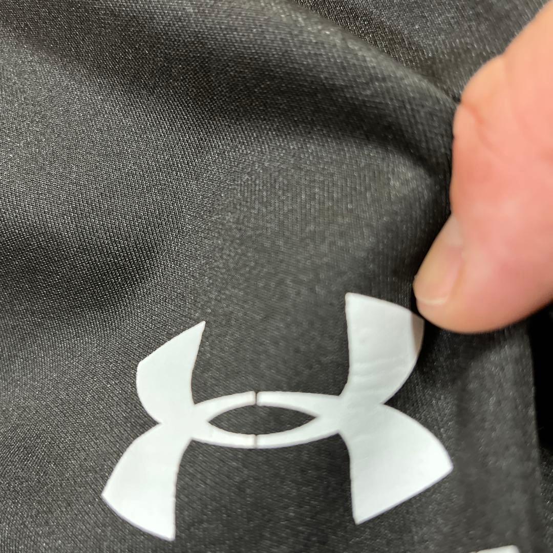 UNDER ARMOURフード付きジャケットとパンツセット　薄手のパーカー付き