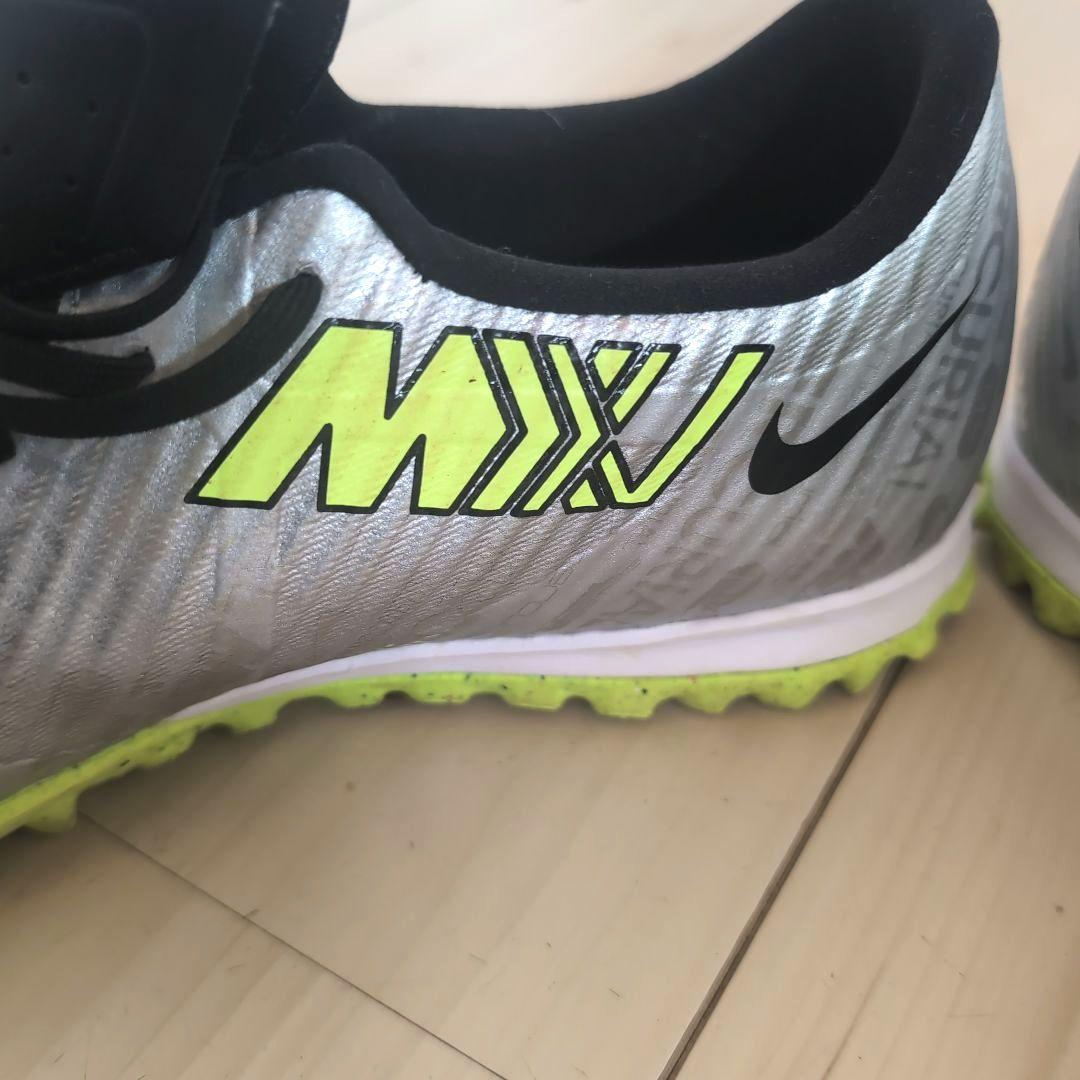Nike サッカートレーニングシューズ シルバー/ライムグリーン