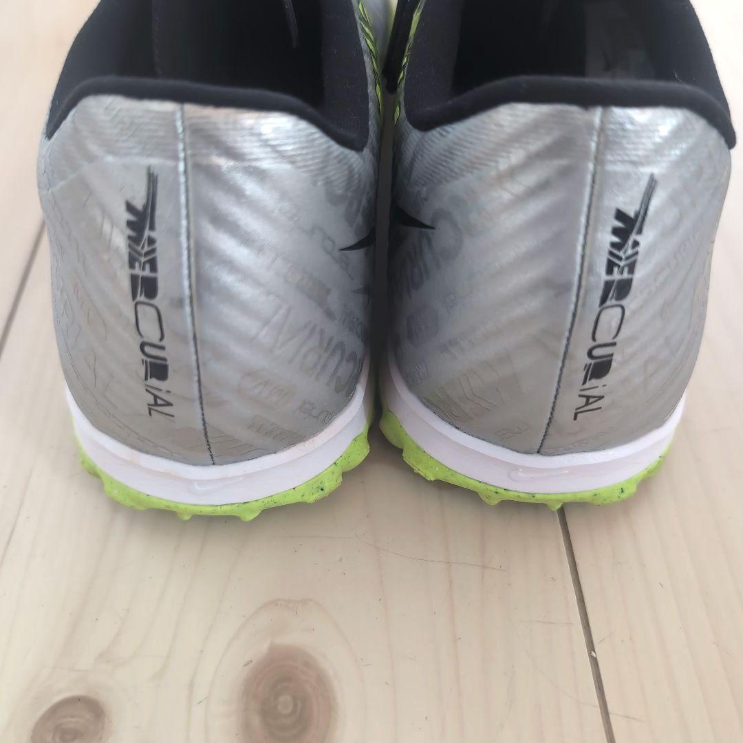Nike サッカートレーニングシューズ シルバー/ライムグリーン