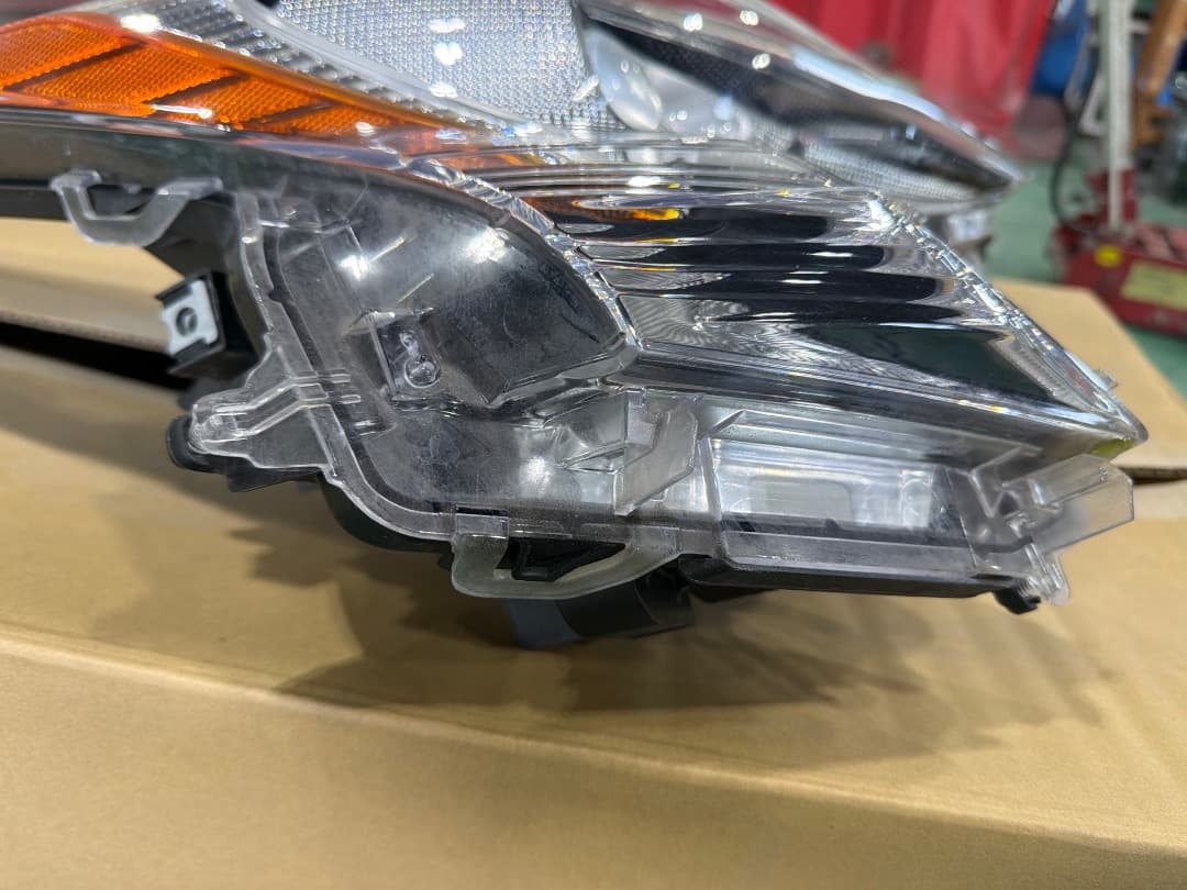 プリウス ヘッドライト 右 50