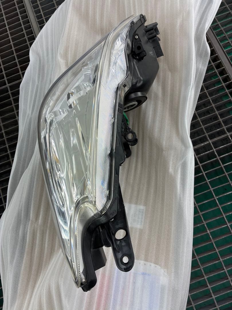 トヨタ　プリウスα ZVW41 前期　左ヘッドライト　純正LED 補修跡有り