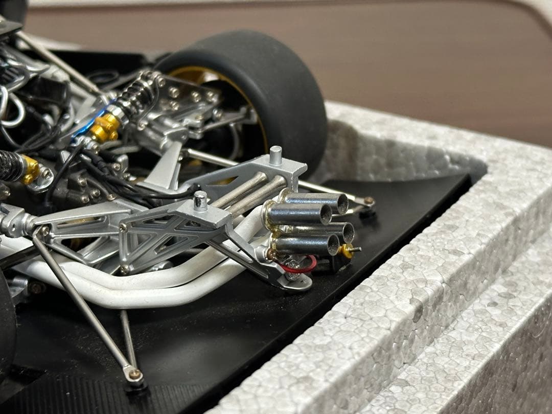 オートアート1/18 パガーニ ゾンダ R