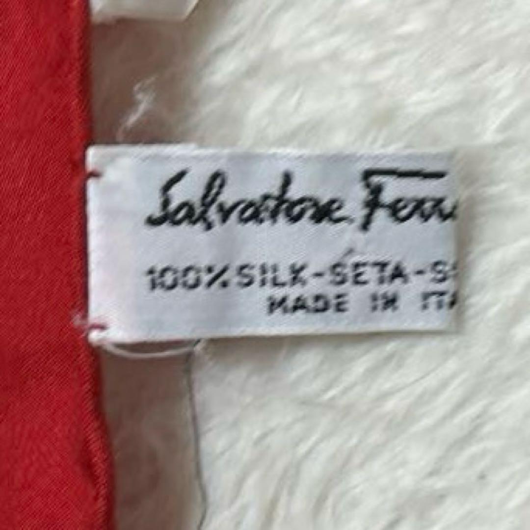 極美品　サルバトーレフェラガモ　シルク　スカーフ　鳥　インコ　花柄　総柄