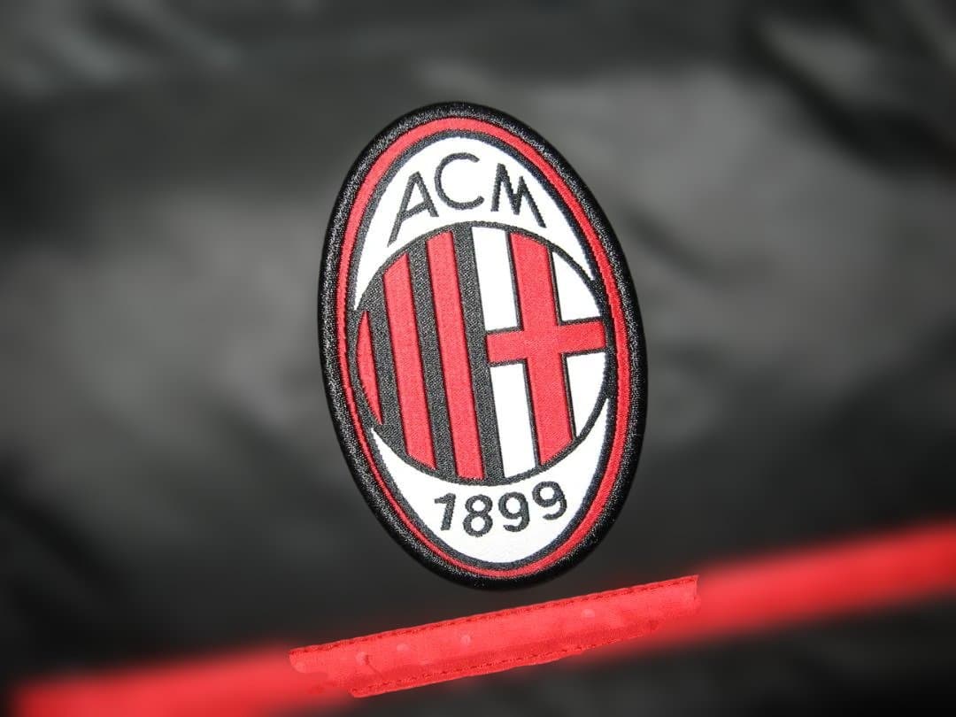 アディダス・ＡＣミラン・ダウンＪＫＴ・Ｍサイズ・かなり美品