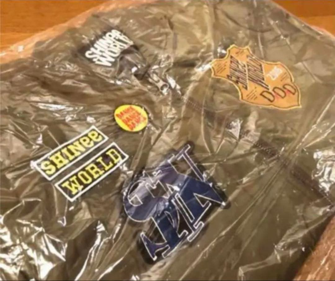 【新品・未開封】SHINee ブルゾン Lサイズ ※オマケ付き