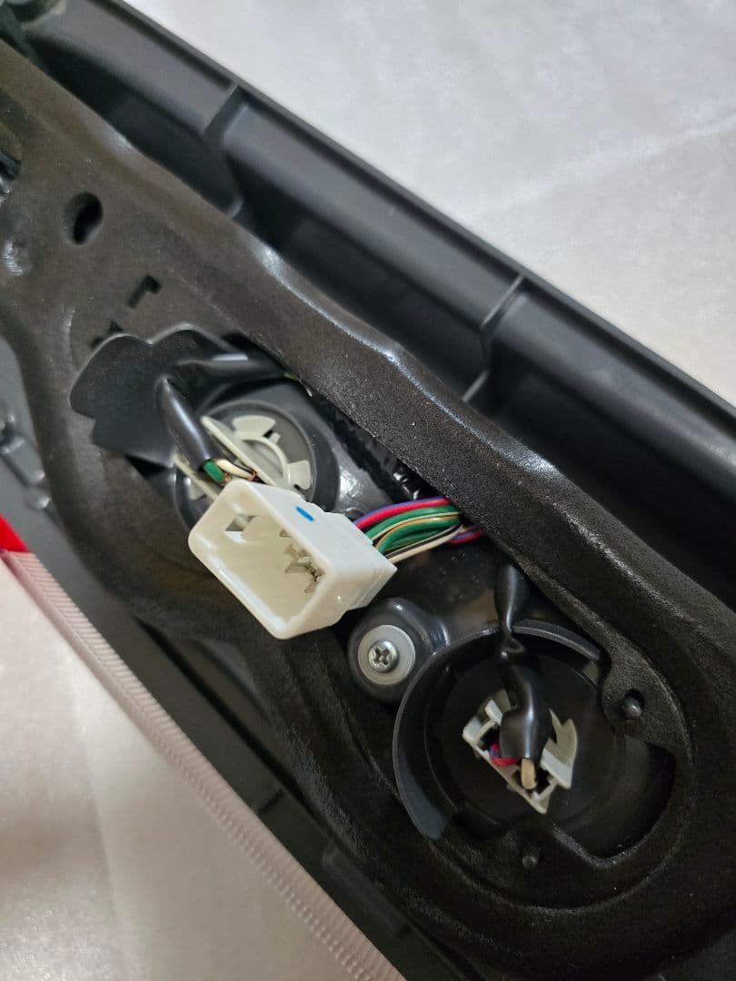 ハイエース 200系 テールライト 純正 TOYOTA 右用 ¹²