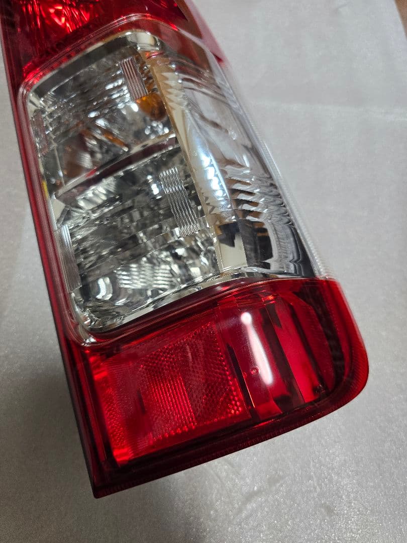 ハイエース 200系 テールライト 純正 TOYOTA 右用 ¹²