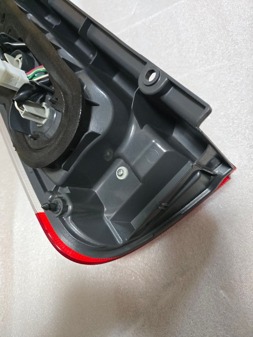 ハイエース 200系 テールライト 純正 TOYOTA 右用 ¹²