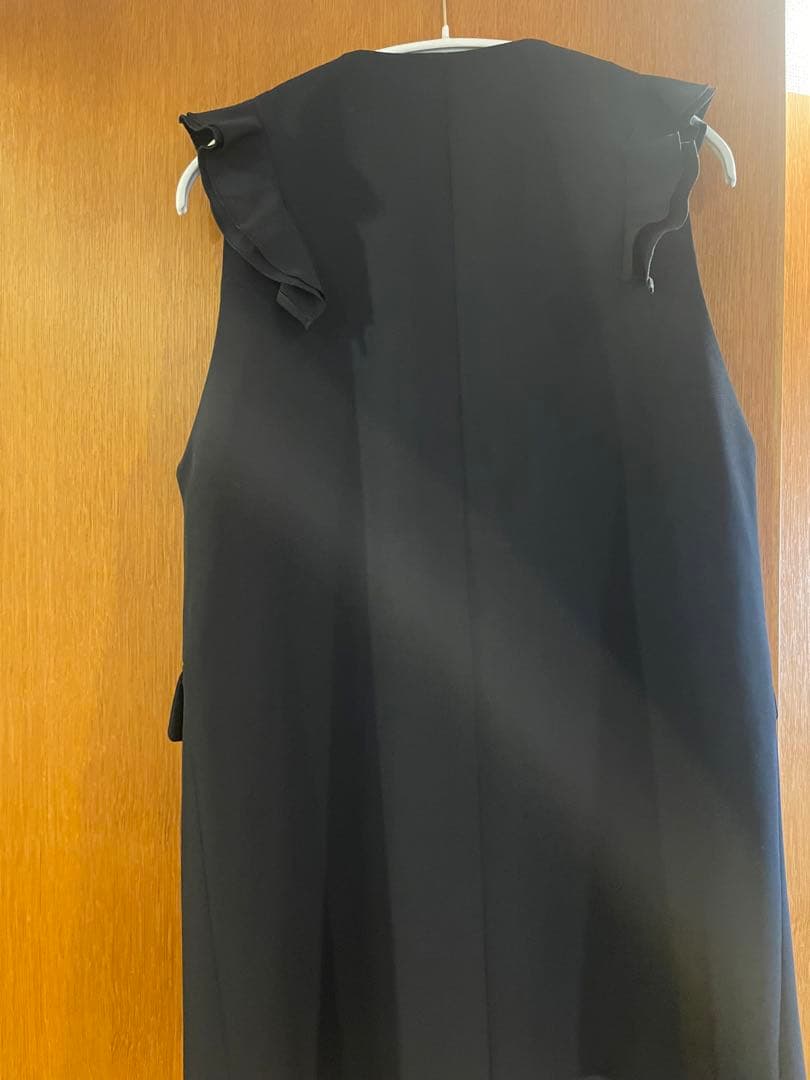 新品同様　CELFORD ブラック フリルスリーブ　ジレ　ベスト