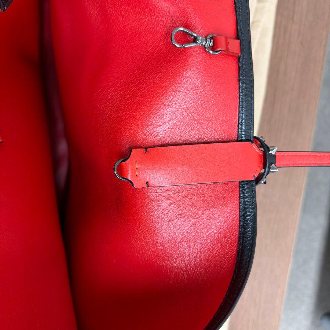 スタッズ付き黒レザートートバッグ