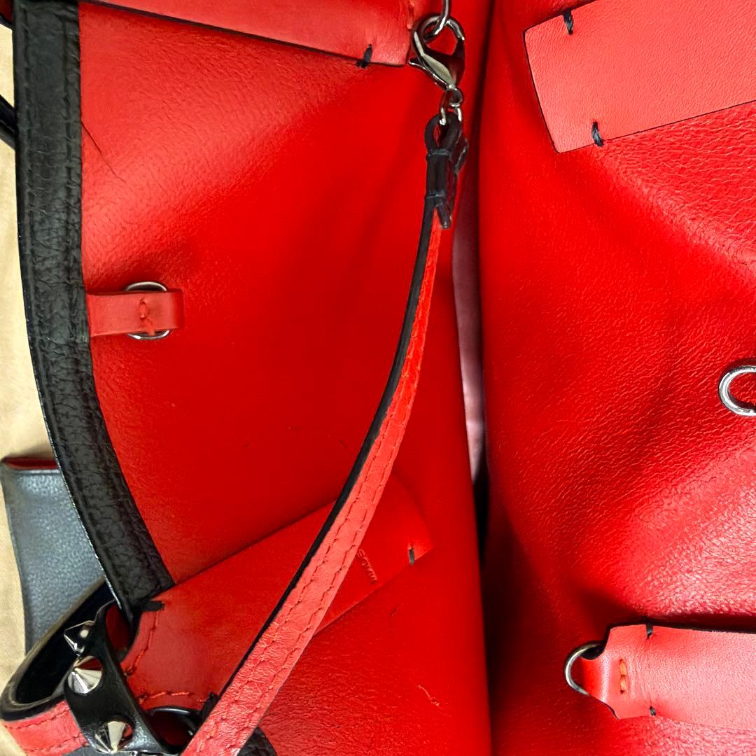 スタッズ付き黒レザートートバッグ