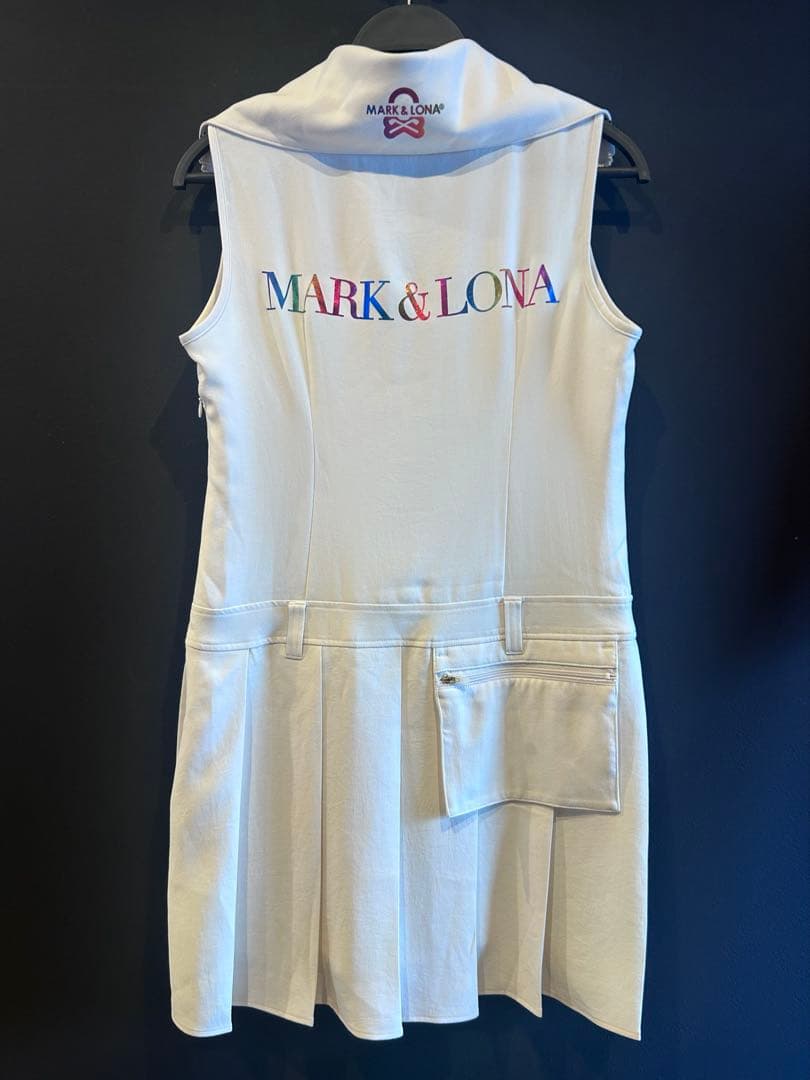 MARK&LONA プリーツ切替衿付きノースリーブワンピース ホワイト