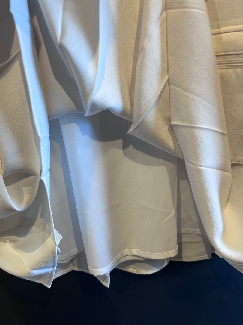 MARK&LONA プリーツ切替衿付きノースリーブワンピース ホワイト