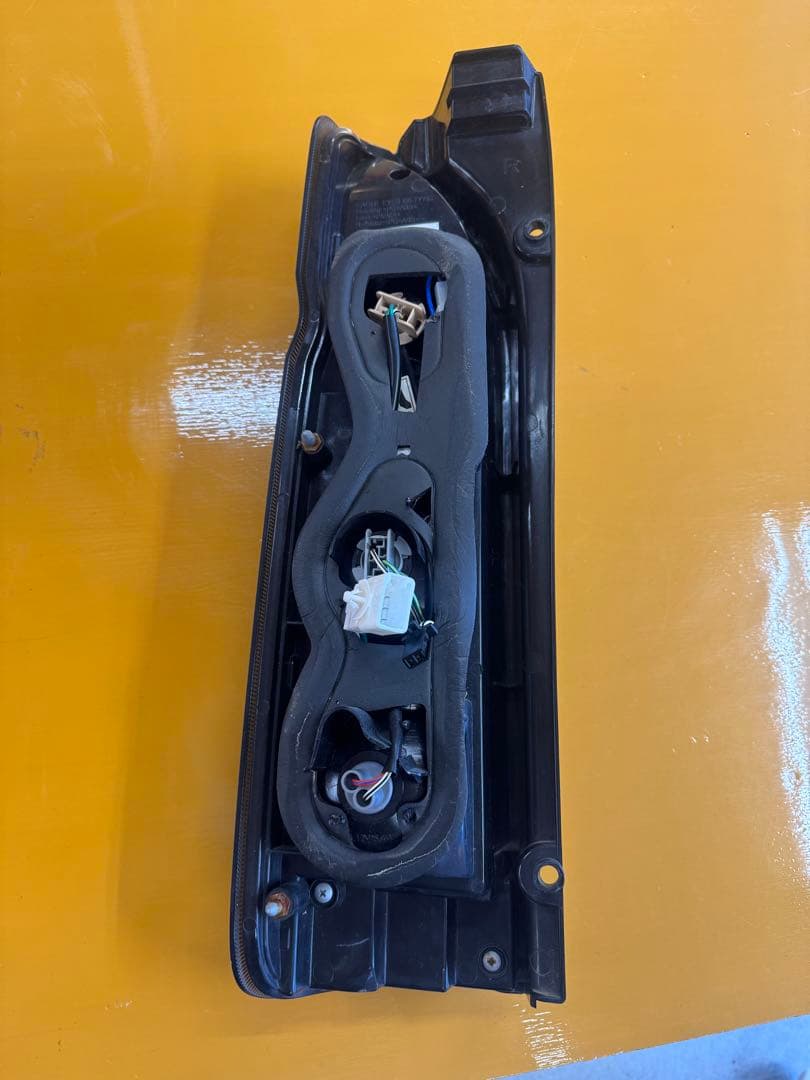 LEDテールライト スモーク 左右セット　ハイエース　テールランプ