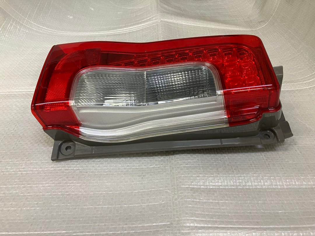 ♦︎ダイハツ★タントLA600S左純正テールランプ★点灯確認済み★良品★