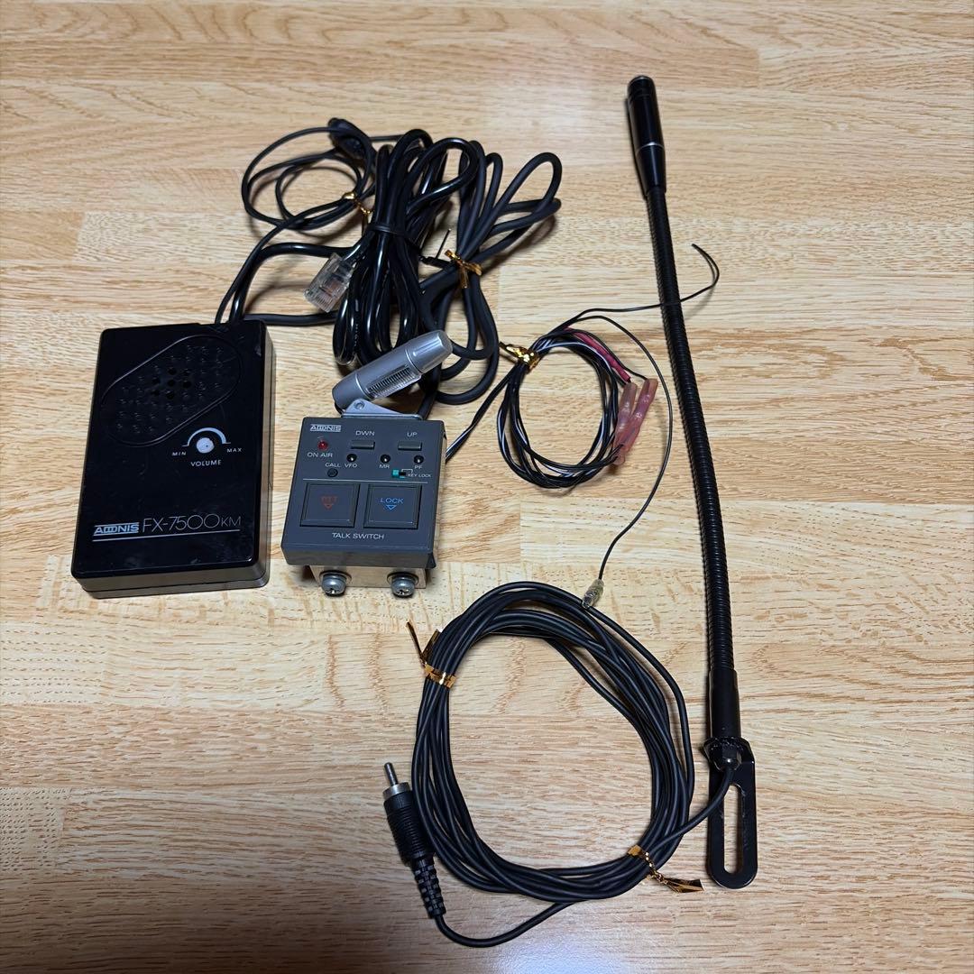 アマチュア無線用車載設置用備品、モービル機、ハンディ機　各1セットずつ