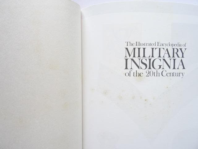 洋書◆軍隊の階級章 写真集 本 ミリタリー 制服 徽章 バッジ