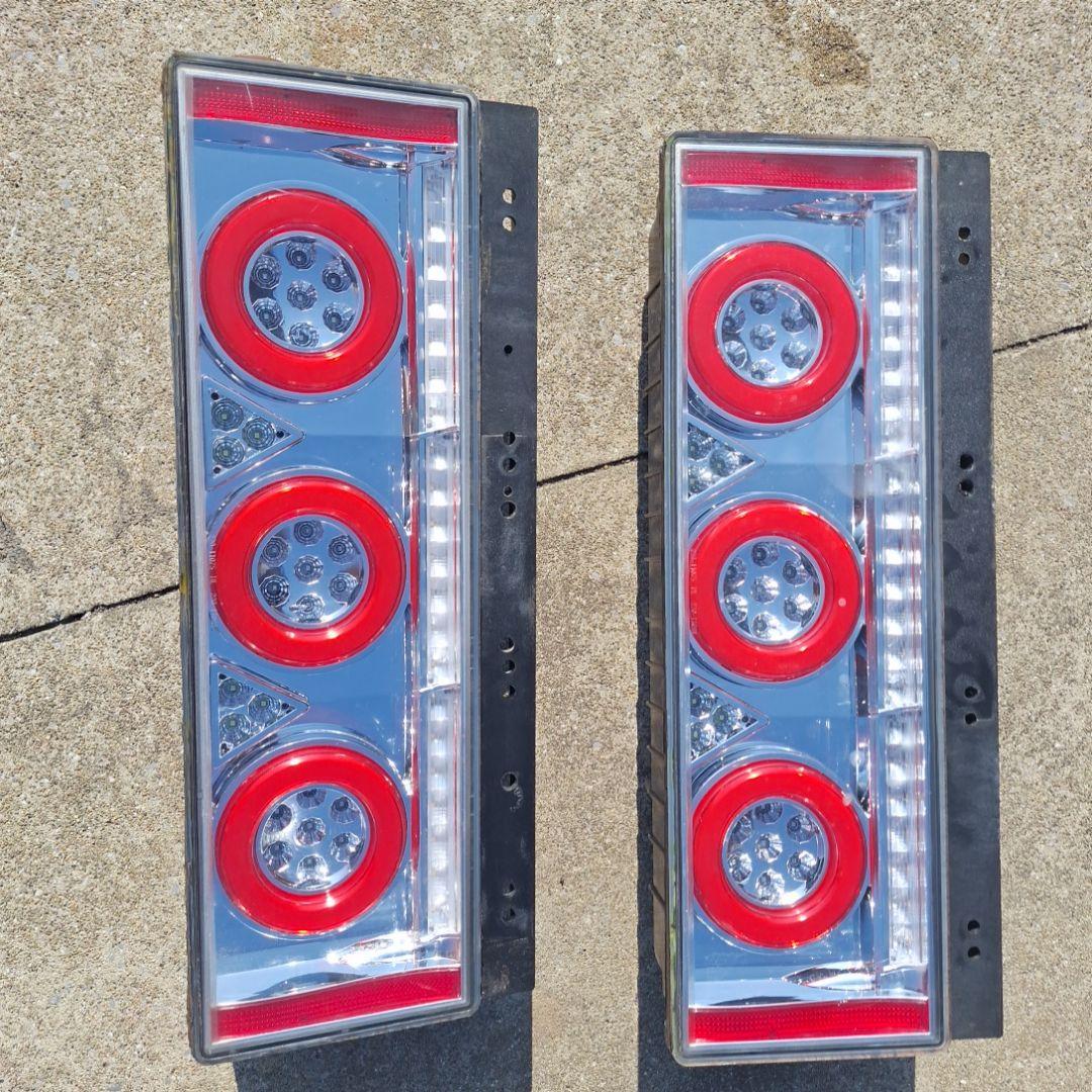 LEDテールランプ24v　　 クリア/レッド 左右セット