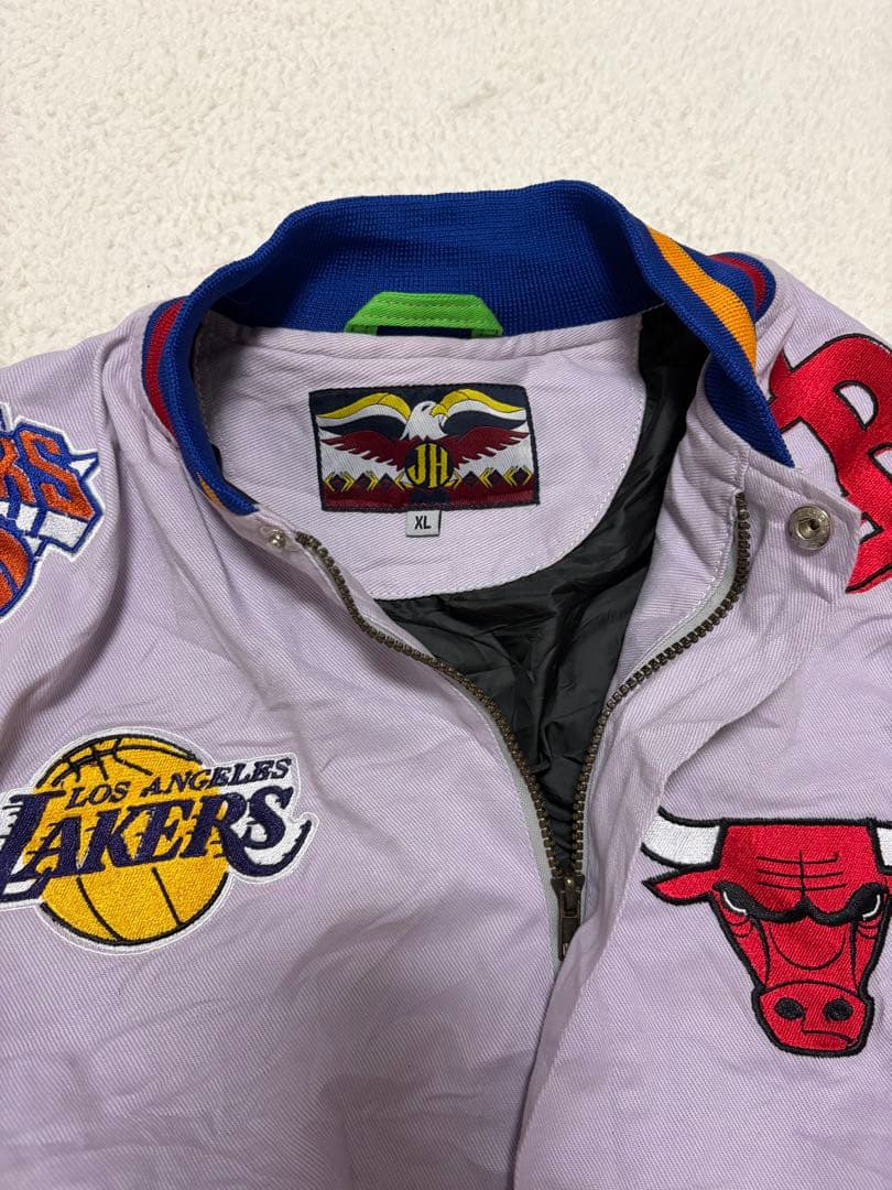 ナ*ニ様 NBA チーム刺繍アウタージャケット 薄紫色