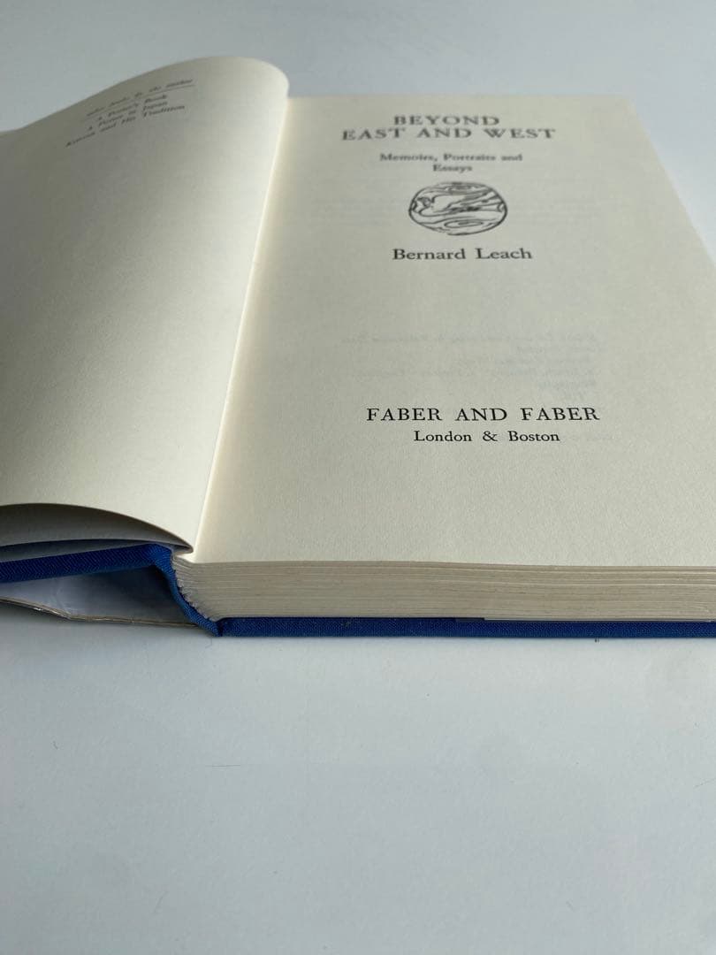 バーナード・リーチ ”Beyond East & West” 署名 自筆カード付
