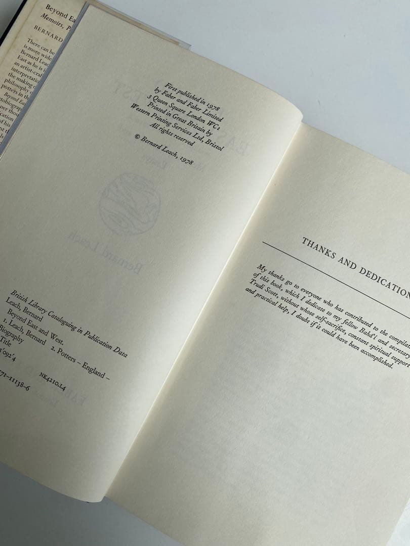 バーナード・リーチ ”Beyond East & West” 署名 自筆カード付