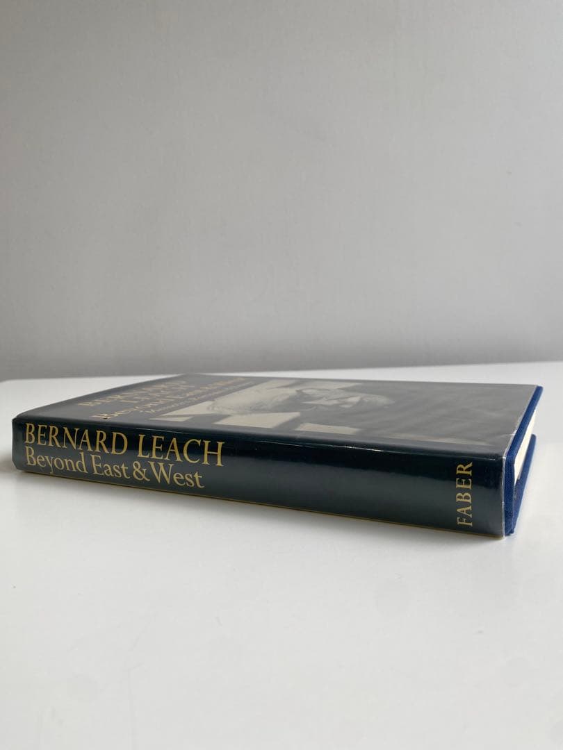 バーナード・リーチ ”Beyond East & West” 署名 自筆カード付