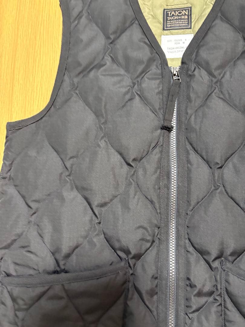 TAION/タイオン　ミリタリー Vネックジップ ダウンベスト　ブラック　M