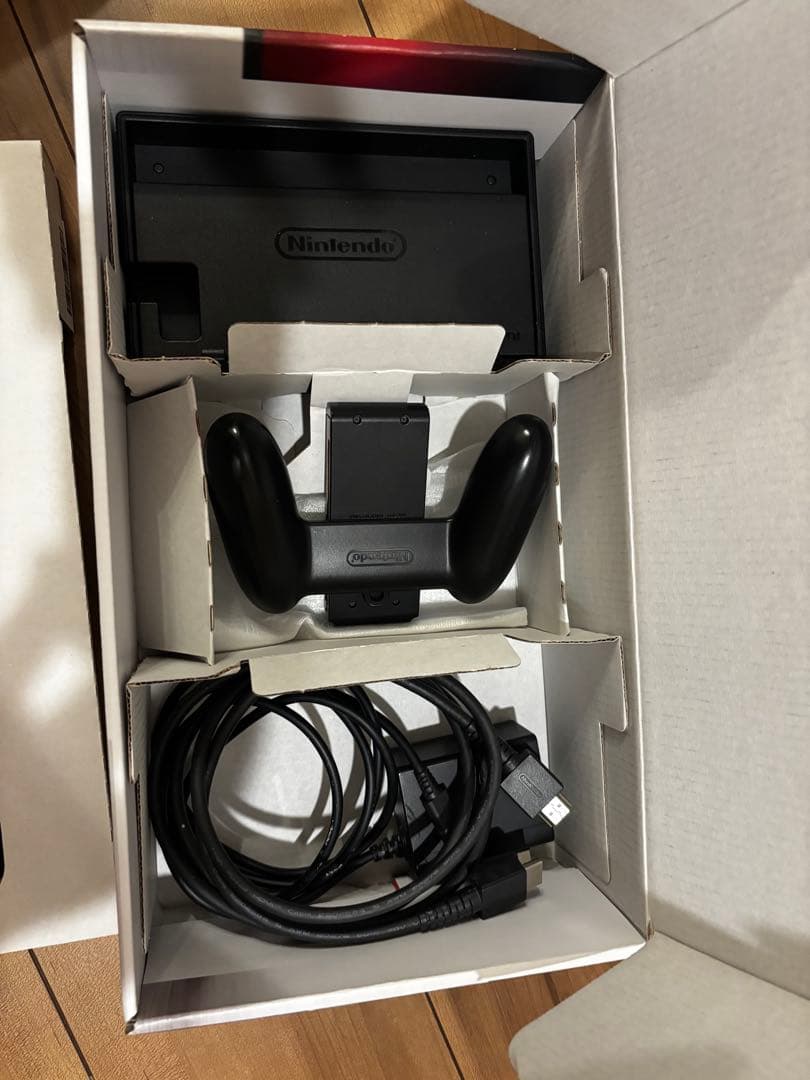 Nintendo Switch本体　コントローラー無しSDカード付き